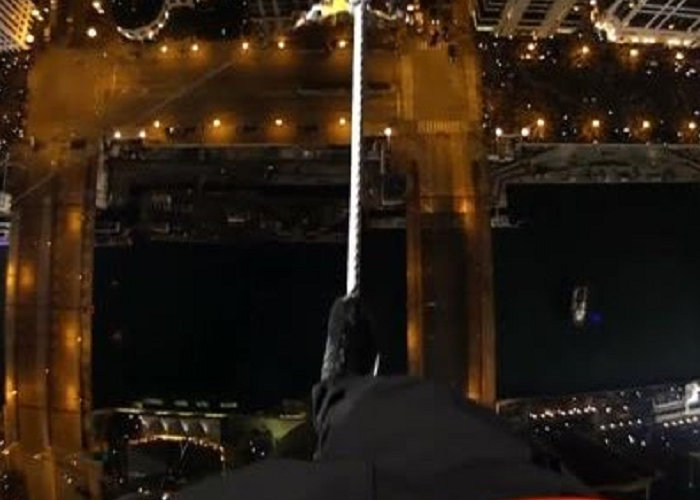 Watch Nik Wallenda As He Completes Wire Walk Across Chicago Skyline