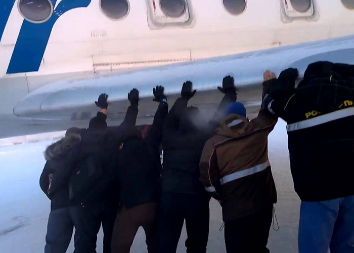 Look At Passengers Pushing The Aircraft In Russia