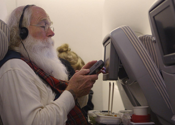 Watch As Santa Flies Around The World Doing Something Amazing