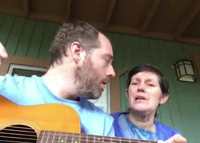 Watch This Guy Playing A Song To His Mom Who Has Alzheimer's Disease