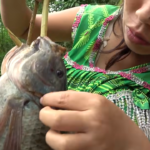 465-This-Woman-Catches-The-Big-Fish-And-Cooks-It-At-The-River-1