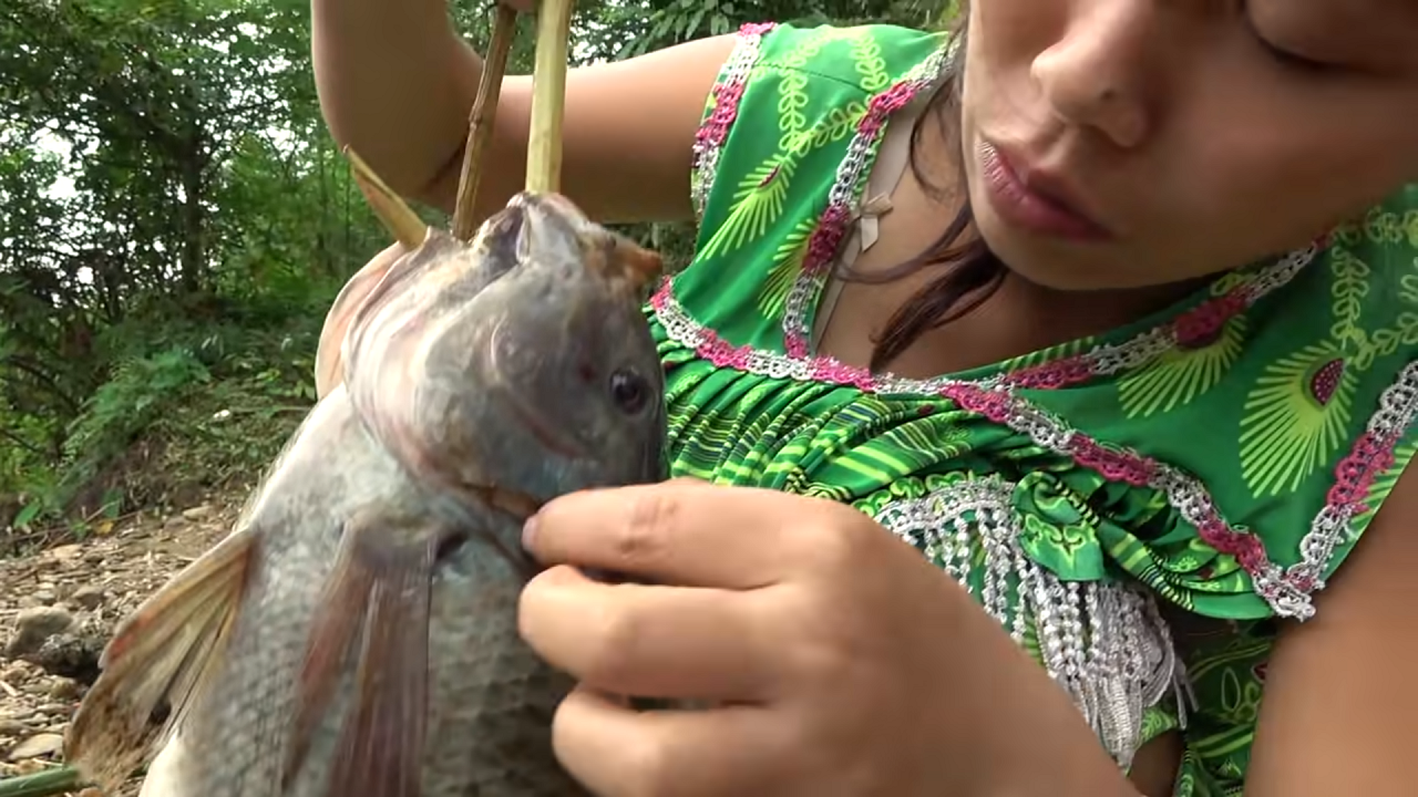 465-This-Woman-Catches-The-Big-Fish-And-Cooks-It-At-The-River-1